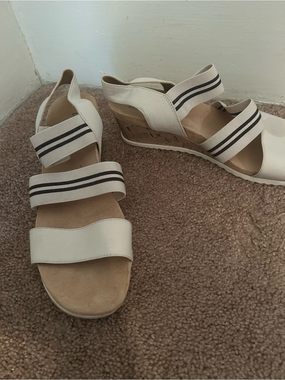 Women’s Life Stride Cream Wedge Sandals with Elastic Straps Size 9